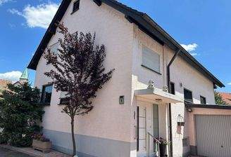 Hauseingang und Garage 1