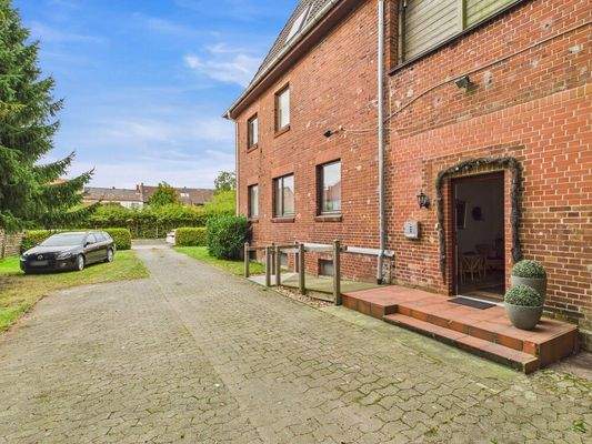 Hof und Seiteneingang