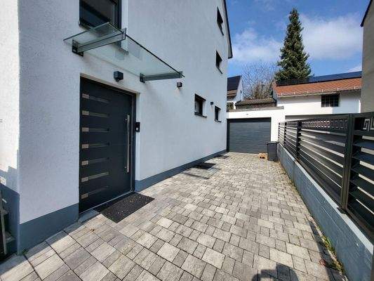 Zufahrt Garage und Hauseingang