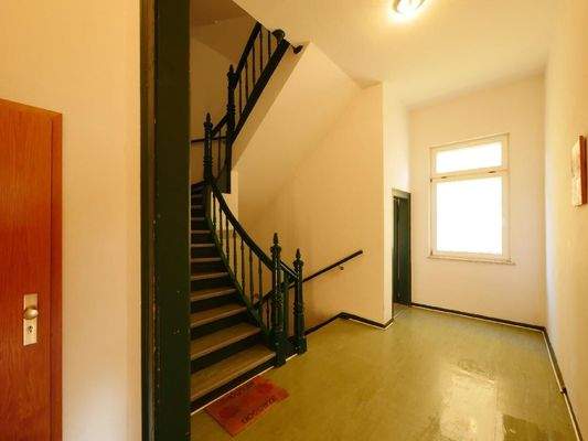  I. OG / TREPPENHAUS - Hinten Tür zu WM-Raum