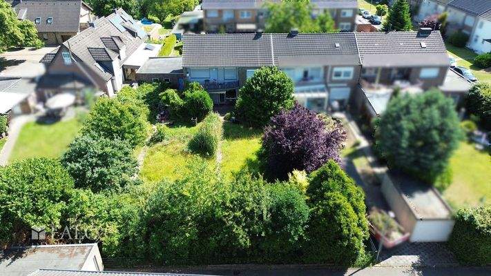 Hausansicht mit Garten