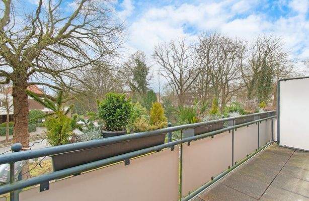 Ruhiger Südostbalkon einer Wohneinheit mit Blick ins Grüne