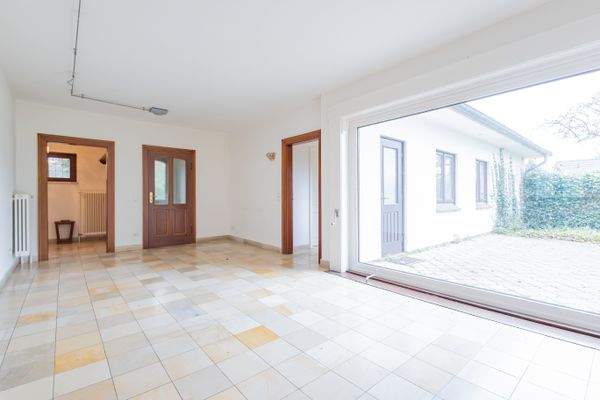 Wohndiele mit versenkbarem Fenster