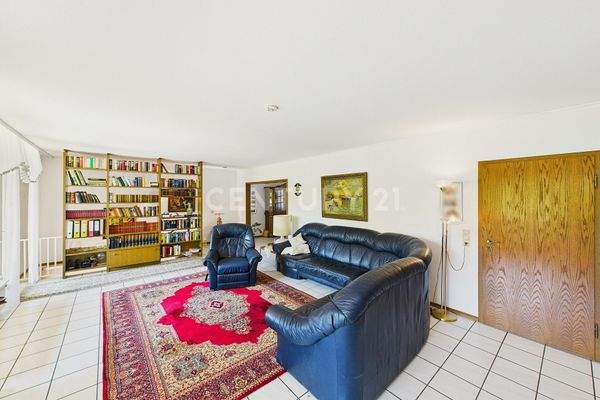 Wohnzimmer mit Zugang zum Eingangsbereich