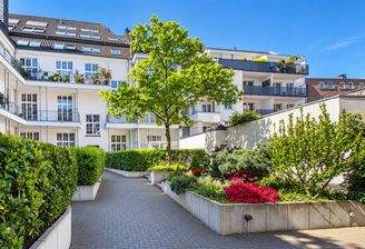 Sonniger Innenhof mit blühendem Garten