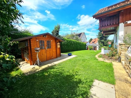 Der herrliche Garten mit Gartenhaus.