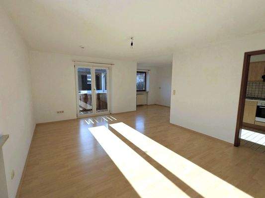 Lichtdurchflutetes Wohnzimmer mit Balkonzugang