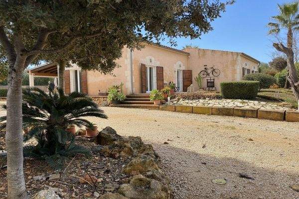 Hausfassade mit Zufahrt