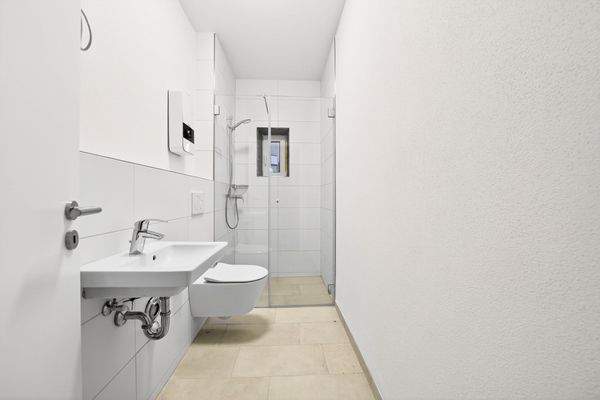 Modernes, barrierefreies Bad – mit Dusche und Fenster