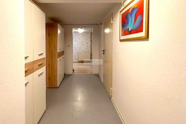 KG - Flur Richtung Treppe