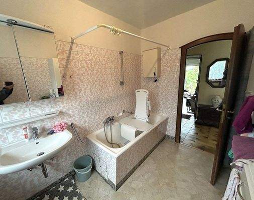 Bad im EG mit Fenster, Wanne und WC