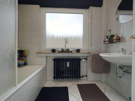 Bad + Waschmaschine vorhanden