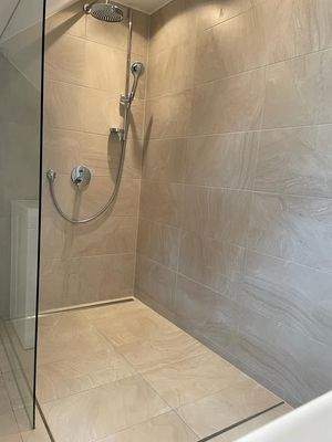 Große bodentiefe Dusche