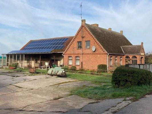 Wohnhaus mit kleinen Stallungen