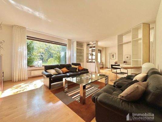 Wohnzimmer mit Blick in Essbereich