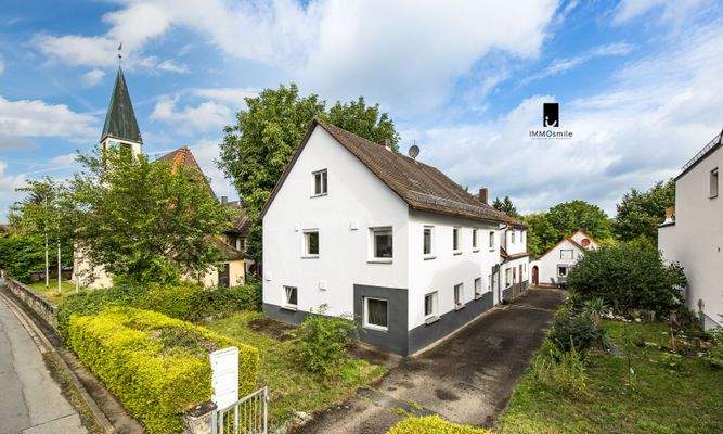 Ensemble mit Zweifamilienhaus und Bungalow inmitten Eckental-Forth