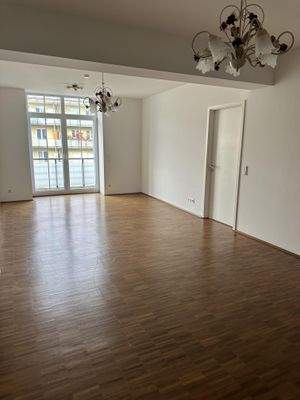 Geräumiges Wohn-/ Esszimmer mit Zugang zum Balkon