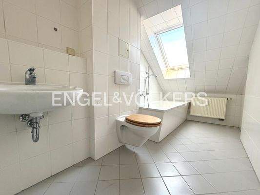 Tageslichtbad mit Wanne