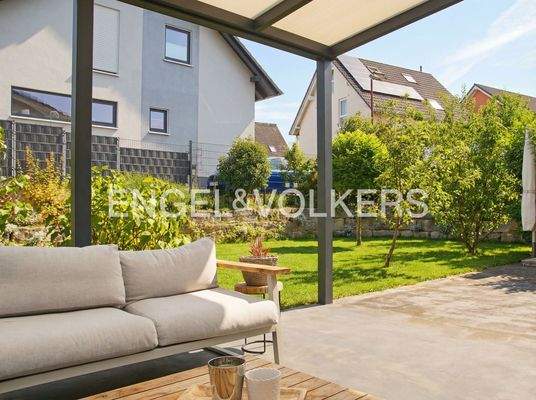 Überdachte Terrasse in Richtung Garten