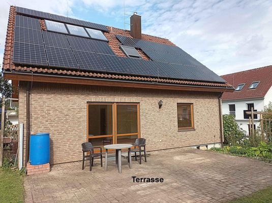 Haus von Süden mit Terrasse