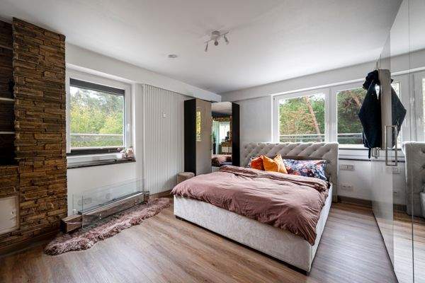 Schlafzimmer mit Blick ins Grüne und praktischen Lichtschaltern direkt am Bett