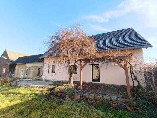 Haus links Außenansicht mit Terrassen