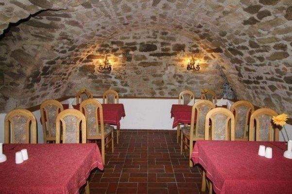 Weinkeller mit ca. 25 Sitzplätzen 