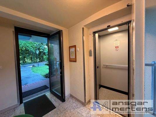 Hauseingang inkl. Fahrstuhl