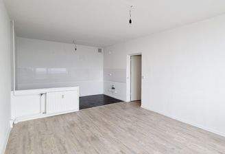 Wohnzimmer mit offenem Küchenbereich