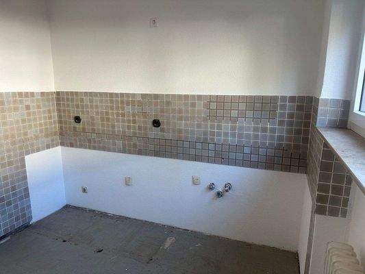 Leere Küche mit Fliesenspiegel