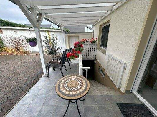 überdachter Freisitz und Kellereingang