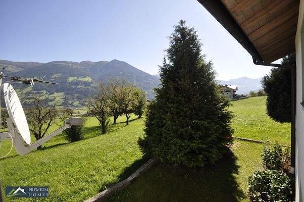 Doppelhaushälfte in Aussichtslage - Aussicht Badfenster