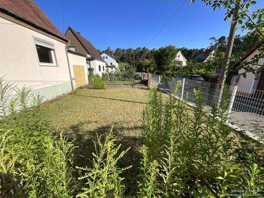 vorderer Garten mit Straße