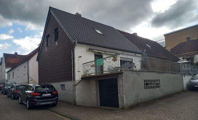 Garage mit Zugang zum Haus und Balkon