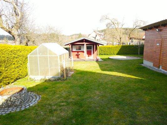 Gewächshaus und gepflastertes Pool-Roundel 