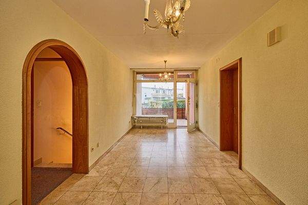 Großer Eingangsbereich mit Zugang zum Balkon