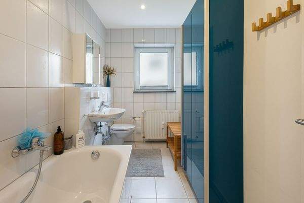 Bad mit Badewanne EG