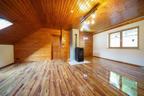 Schlafzimmer mit Holzofen DG.jpg