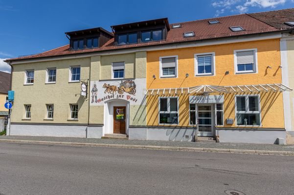 Außenansicht Haupthaus + Friseur