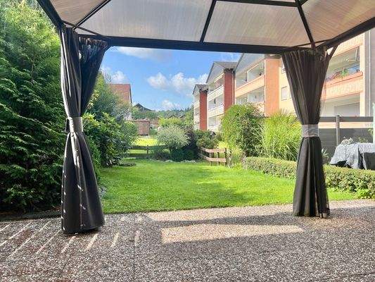 Gepflegter Garten mit Terrasse
