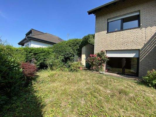 60) Garten-/Rasenteilansicht