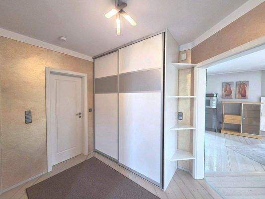 Diele mit Garderobenbereich und Einbauschrank