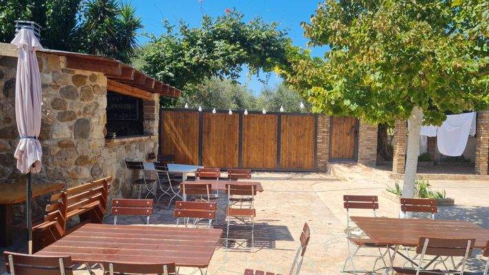 Innenhof Sitzplätze BBQ.jpeg