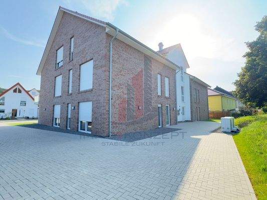 Eine Seitenansicht des neu gebauten Mehrfamilienhauses