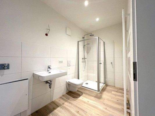 Badezimmer mit Dusche