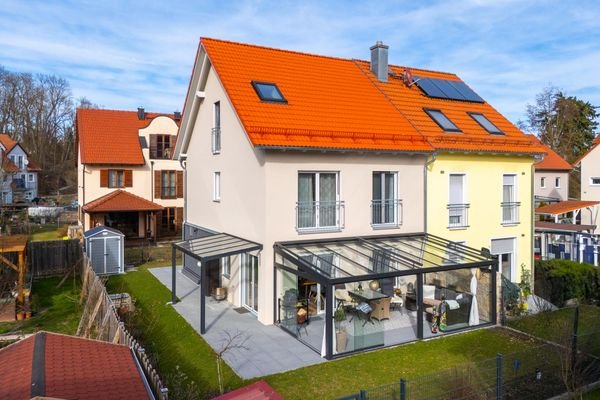 Außenansicht mit Garten