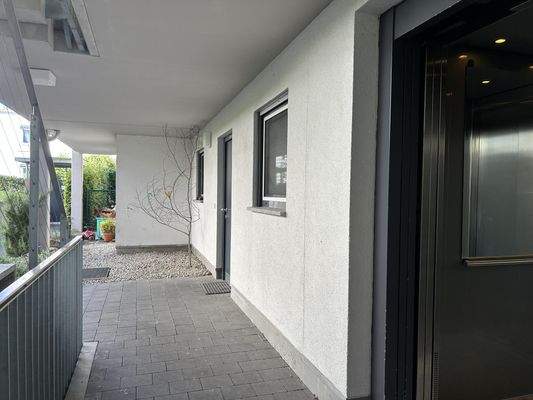 überdachter Zugang zum Aufzug 