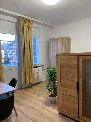 Studio mit Schrank und Esstisch/Schreibtisch und Hochkommode