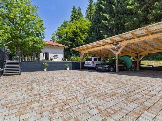 Einfahrt und Carport