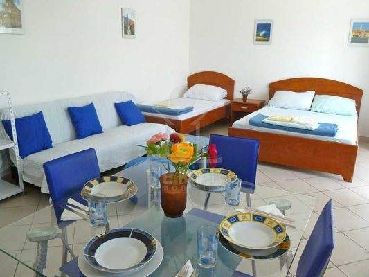 Acht Studioapartements komplettieren das Interieur